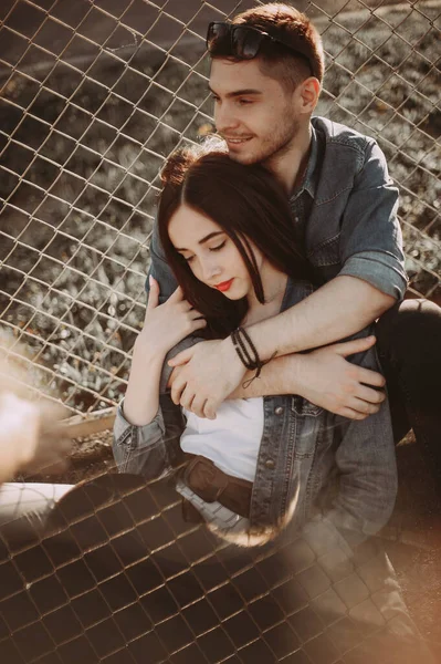 Hermoso chico y chica modelos posando en la calle. emociones. Estilo. Moda de moda . —  Fotos de Stock