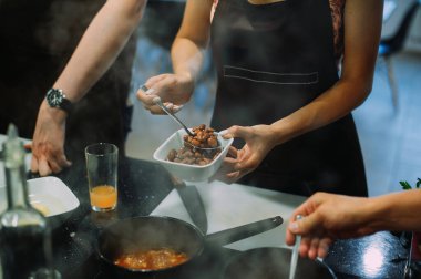 Fasulye ve et çorbası pişirme konusunda uzman.