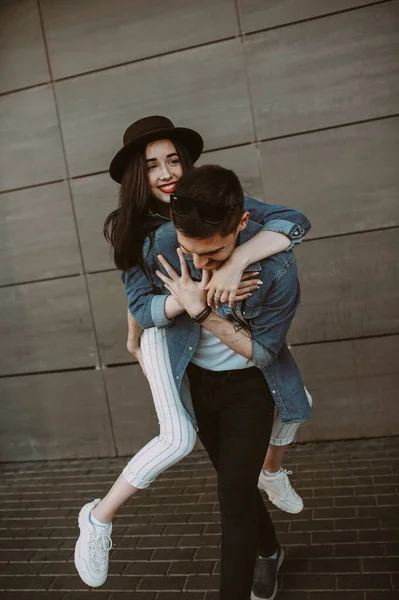 Hermoso y elegante chico y chica se divierten en el parque. sonriendo y divirtiéndose —  Fotos de Stock