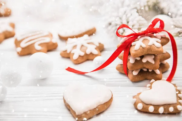 Різдвяне печиво з червоною стрічкою — стокове фото