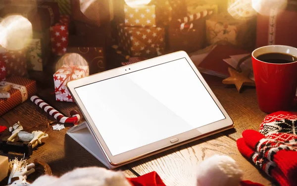 Decoraciones navideñas con tablet pc — Foto de Stock