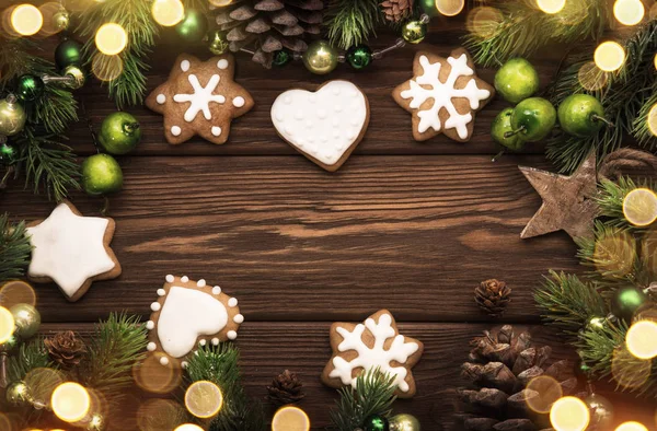 Galletas de Navidad sobre fondo de madera — Foto de Stock