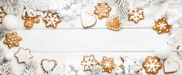 Karácsonyi cookie-k, a fenyő ágak — Stock Fotó