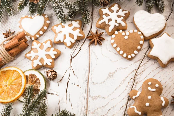 Biscotti di Natale con rami di abete — Foto Stock