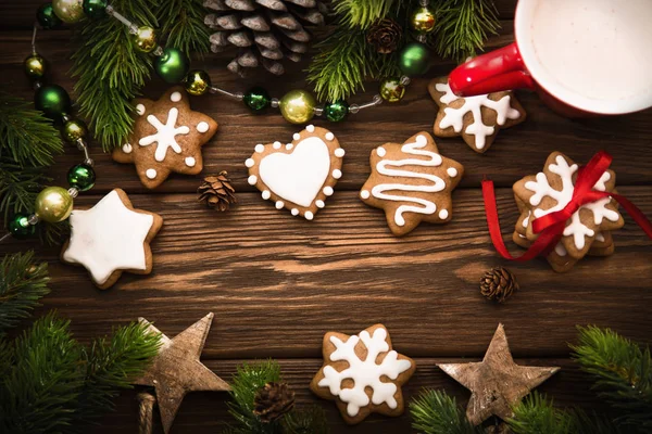 Χριστουγεννιάτικα μπισκότα σε ξύλινο φόντο — Φωτογραφία Αρχείου