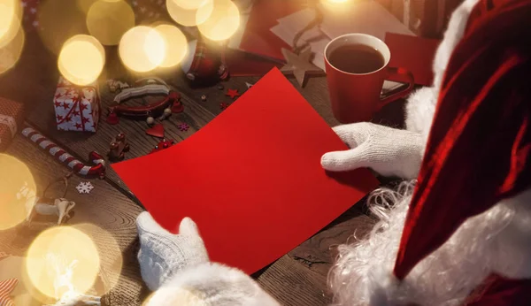 Noel Baba kırmızı kart ile — Stok fotoğraf