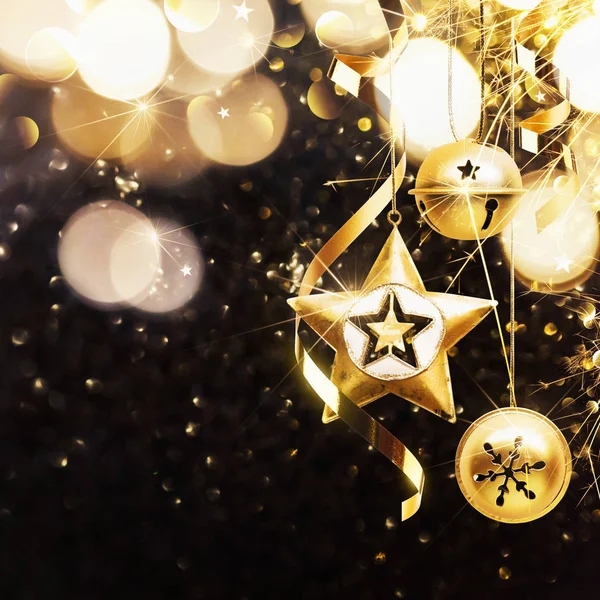 Kultainen joulu koristelu — kuvapankkivalokuva