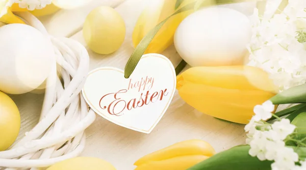 Décoration de Pâques avec tulipes jaunes — Photo