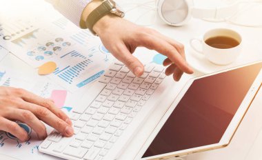 İşadamı başarılı bir şekilde çalışması için yeni aygıtları kullanır