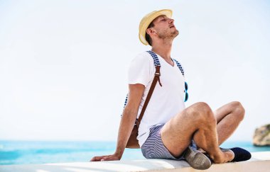 Genç adam rahatlatır