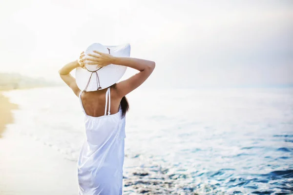 Schönes Mädchen am Strand bei Sonnenuntergang — Stockfoto