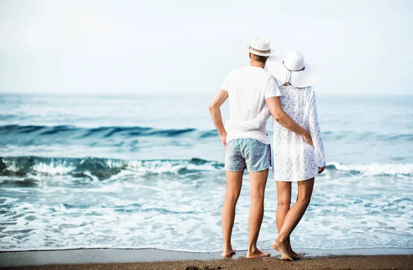 Jong stel op het strand — Stockfoto