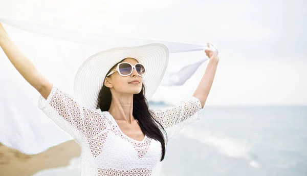 Bella ragazza sulla spiaggia al tramonto — Foto Stock