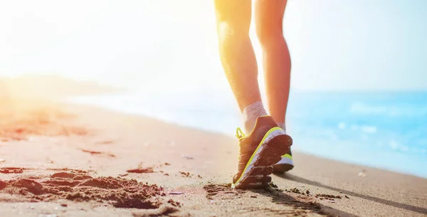 Pés de corredor correndo na costa fecham-se no sapato. Conceito de desporto — Fotografia de Stock