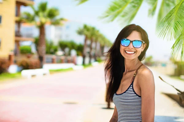 Beautiful smiling girl with sunglasses — Stock Photo, Image