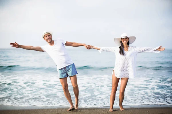 Jong stel op het strand — Stockfoto