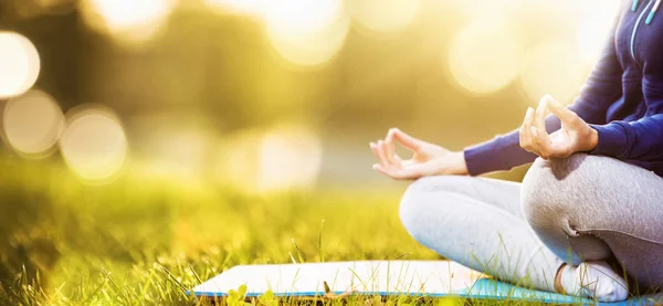 Yoga-Frau meditiert bei Sonnenuntergang — Stockfoto