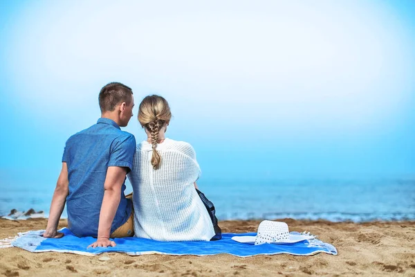 Genç çift sahilde romantik akşam zevk — Stok fotoğraf