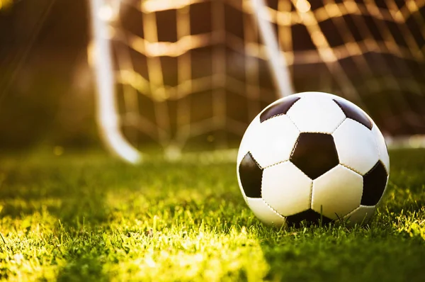 Closeup bola de futebol na grama verde — Fotografia de Stock