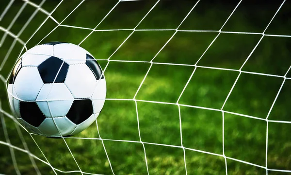 Bola de futebol em gol — Fotografia de Stock