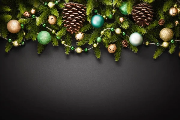 圣诞装饰品与锥体 — 图库照片