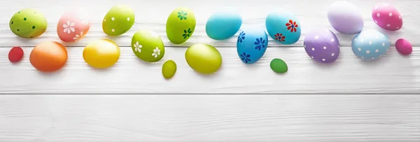 Huevos de Pascua sobre fondo madera — Foto de Stock