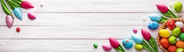 Húsvéti tojás és a dekoratív tulipán — Stock Fotó