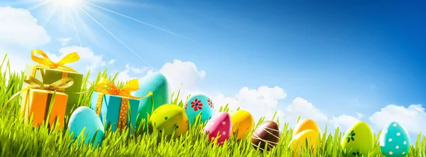 Easter Eggs With Green Grass and Sun — Stock Photo, Image