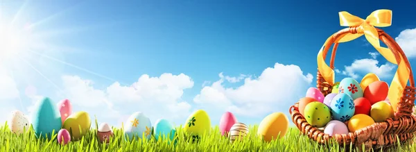 Huevos de Pascua en una cesta sobre hierba verde — Foto de Stock