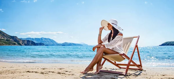 Mulher desfrutando de banhos de sol na praia — Fotografia de Stock