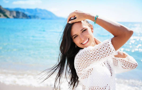 Beautiful Smiling Woman on Beach — Stock Photo, Image