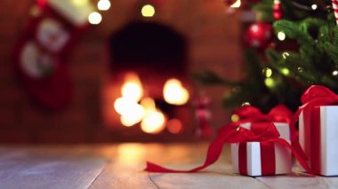 Noel ağacı süslemeler ve hediyelerle