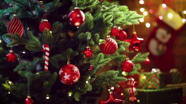 Vánoční stromek s dekoracemi a dárky