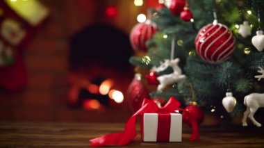 kerstboom met versieringen en cadeau