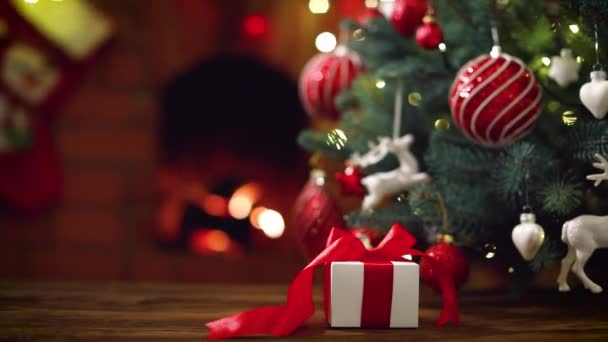 Kerstboom met versieringen en cadeau — Stockvideo