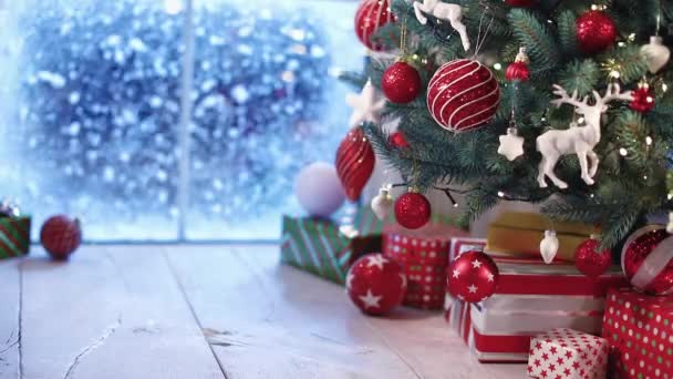 Χριστουγεννιάτικο δέντρο και ένα δώρο από τον Άγιο Βασίλη — Αρχείο Βίντεο