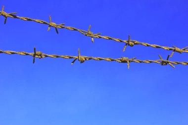 Dikenli Tel daha önce mavi gökyüzü