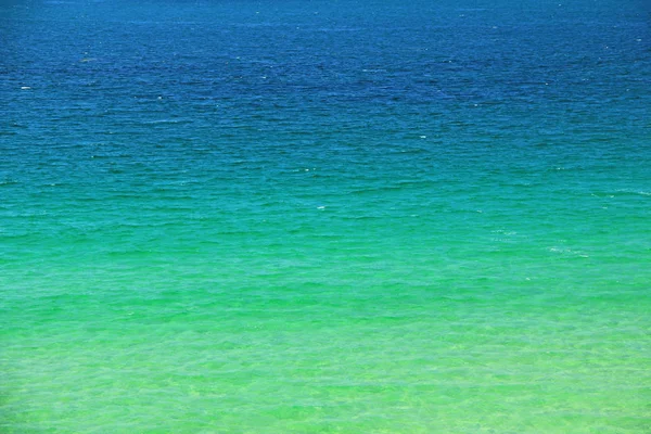 背景蓝色和绿色的水 — 图库照片