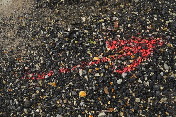 Červená šipka na tmavou půdu — Stock fotografie