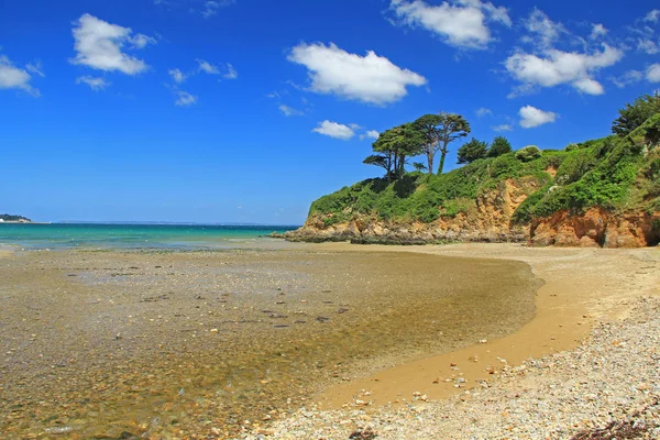 Paisaje paisajístico de costa con cielo azul — Foto de Stock