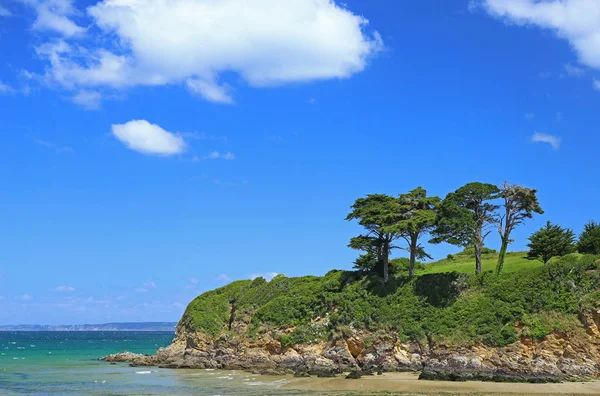 Landscape coast of the Atlantic Ocean with blue sky — Stock Photo, Image