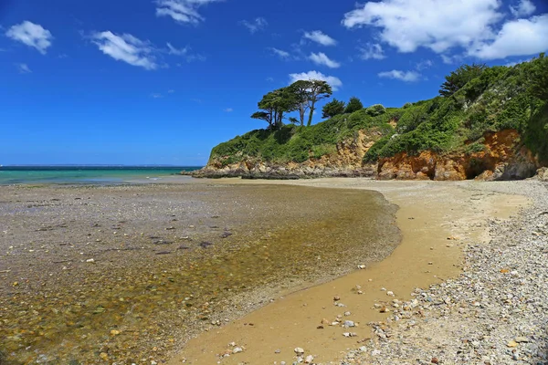 Landskap steniga kust med blå himmel Frankrike — Stockfoto