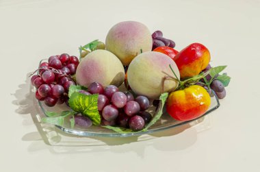 Meyveler, çiçekler ve mutfak eşyalarıyla dolu bir ev. Ev dekorasyonu, dairede hala hayat var. Arkaplandaki meyveler hala canlıdır.