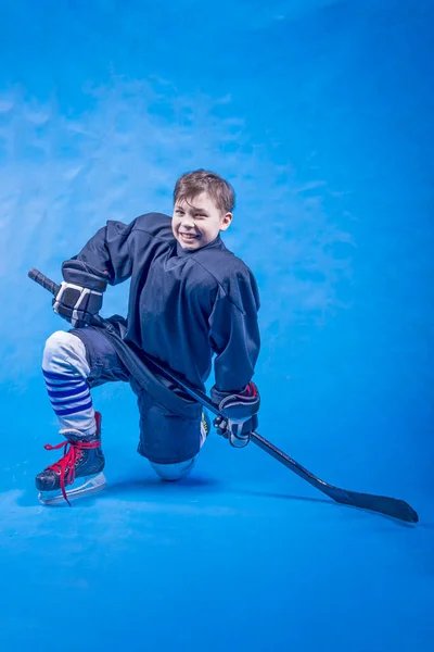 Junger Eishockeyspieler Schwarzer Uniform Vor Dem Spiel Auf Blauem Hintergrund — Stockfoto