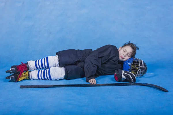 若いホッケー選手の睡眠 ホッケーの試合やトレーニングの前に休んで — ストック写真