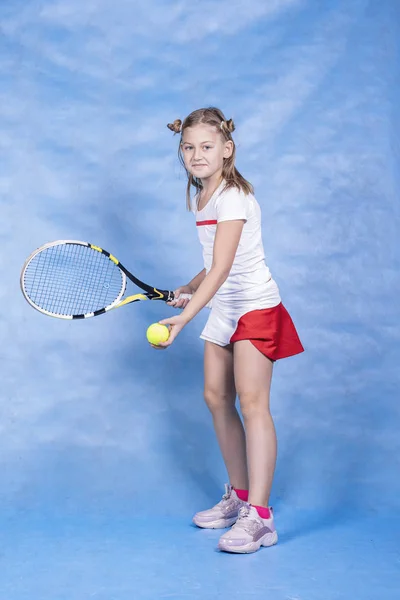 青い背景で試合前にウォーミングアップする若いテニス選手 テニス レセプション 子供スポーツ — ストック写真
