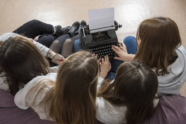 Young Girls Students First Acquaintance Old Typewriter Typewriter Laptop What — Stock Photo, Image