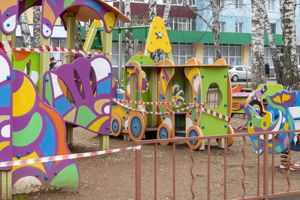 Детская Площадка Окутана Запретной Сигнальной Лентой Дети Могут Ходить Играть — стоковое фото