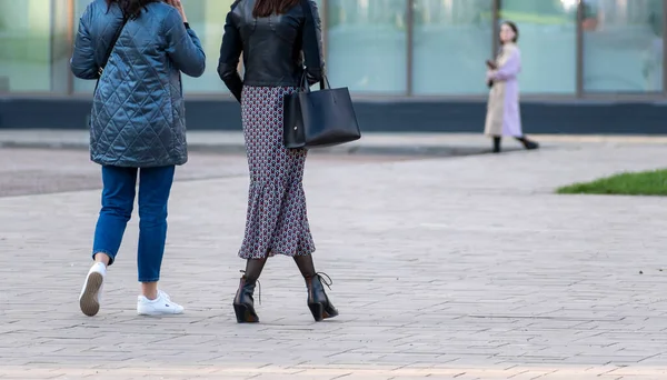 Dvě Dívky Elegantním Oblečení Procházka Večerním Náměstí — Stock fotografie