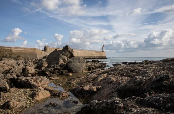 Faro rosso a Les Sables d'Olonne - Francia — Foto Stock